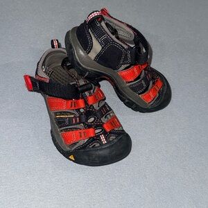 Keen Newport H2 Kids Outdoor Shoes/  Sandals Sz 8 - Red and Black